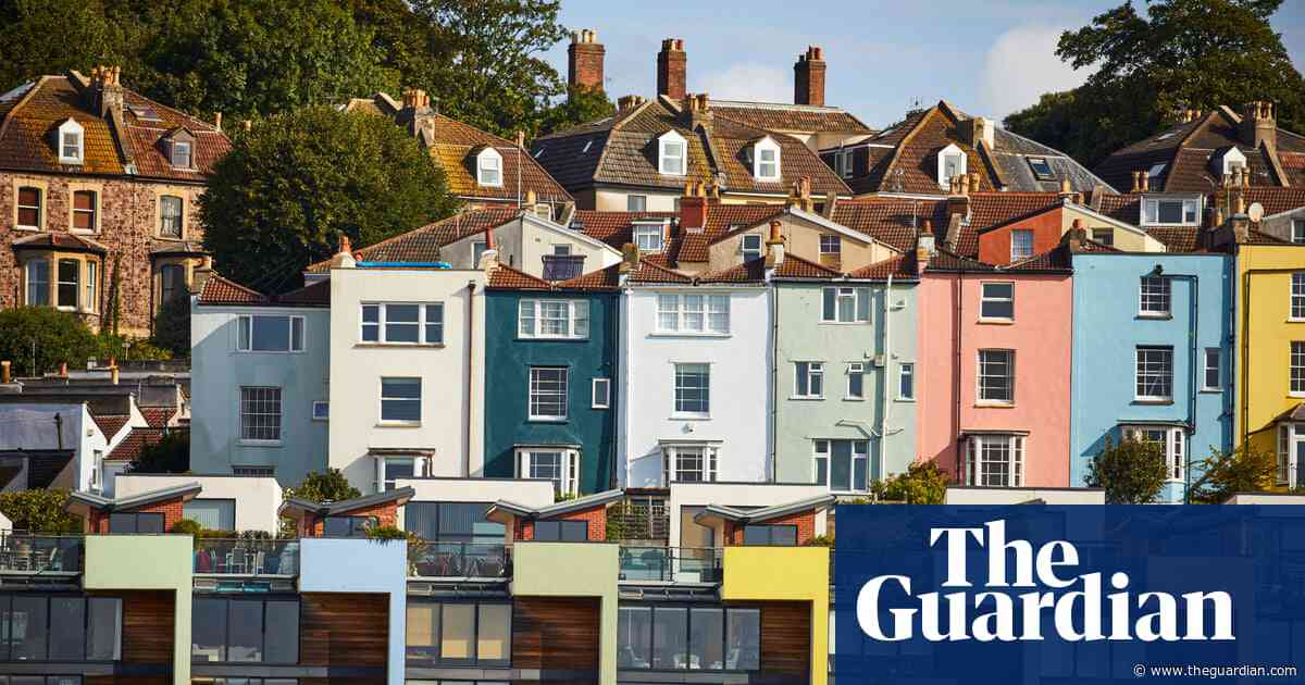 UK house prices return to growth as market ‘shows signs of resilience’