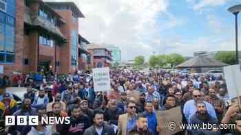 Hundreds of Uber drivers protest over pay