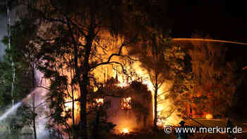 Scheune steht in Flammen: Feuerwehr verhindert Übergreifen auf Wohnhaus