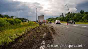 112-nieuws: vrachtwagen en auto in berm • rijstrook A4 dicht vanwege water