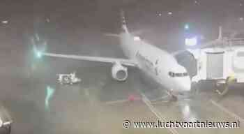 In beeld: geparkeerde Boeing 737 maakt draai bij gate door harde wind