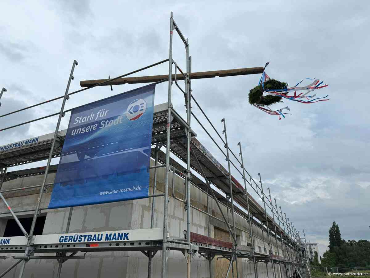 Richtkrone schwebt über neuem Vereinsheim auf Rostocks Sportanlage Rote Erde