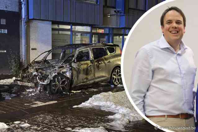Wagen van CD&V-lid Pieter Billiet gaat volledig in vlammen op na brandstichting: “De flyers zullen extra trigger geweest zijn”