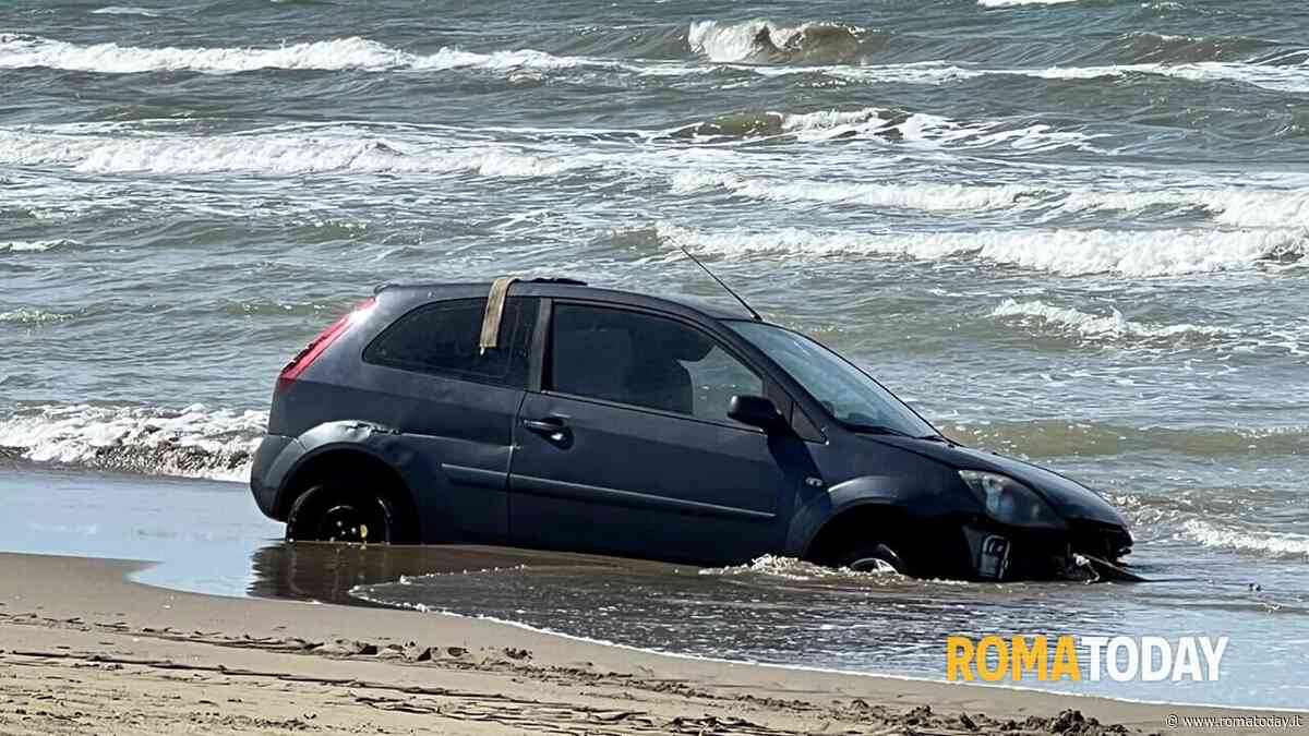 Auto in mare: trovata vettura sulla banchina della spiaggia