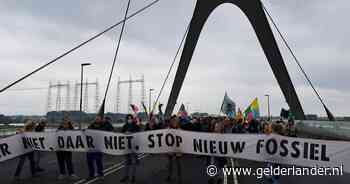 Oversteek bij Nijmegen bezet door activisten Extinction Rebbelion, politie vreest dat demonstranten brug gaan beklimmen