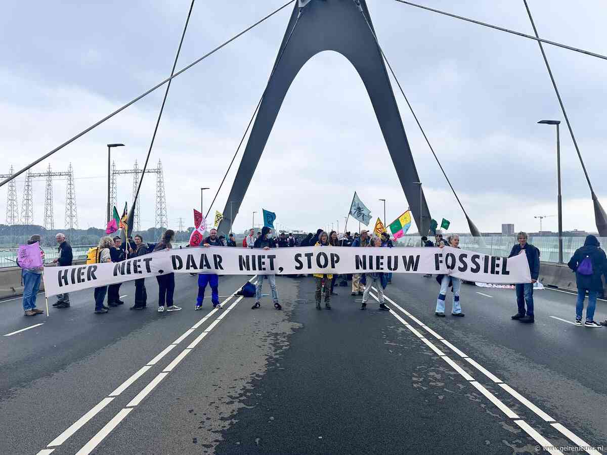 Klimaatdemonstranten blokkeren brug in Nijmegen