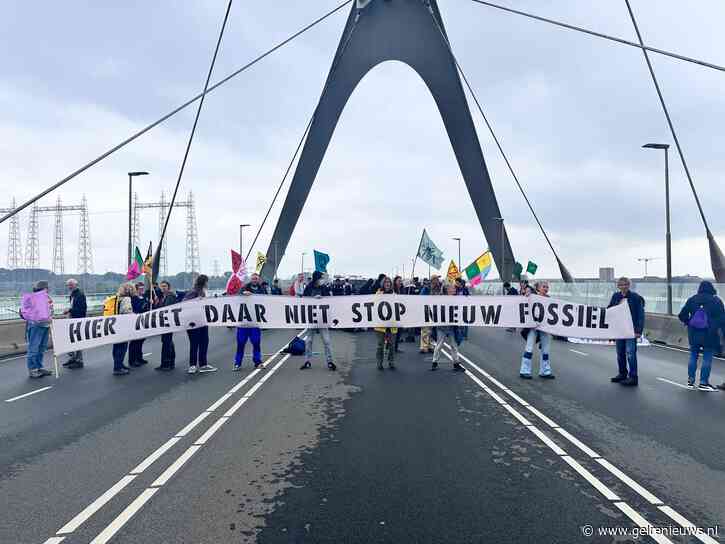 Klimaatdemonstranten blokkeren brug in Nijmegen