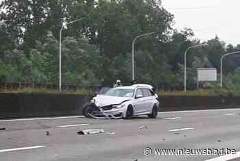 Zwaar ongeval op E17 in Sint-Niklaas: BMW knalt aan hoge snelheid op vrachtwagen