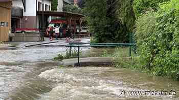 Dauerregen überflutet Straßen: Feuerwehr kämpft auch in Franken gegen Wassermassen