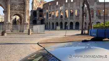Fotografi abusivi estorcono denaro ai turisti al Colosseo