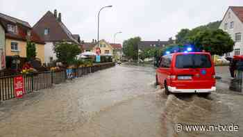 Söder reist in Hochwassergebiet: Dammbruch bei Augsburg - Menschen werden in Sicherheit gebracht