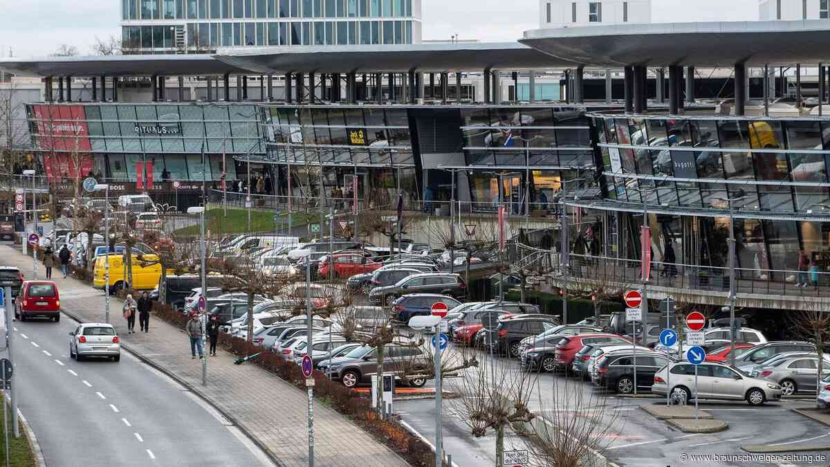 Wolfsburger Polizei regelt Verkehr am DOW