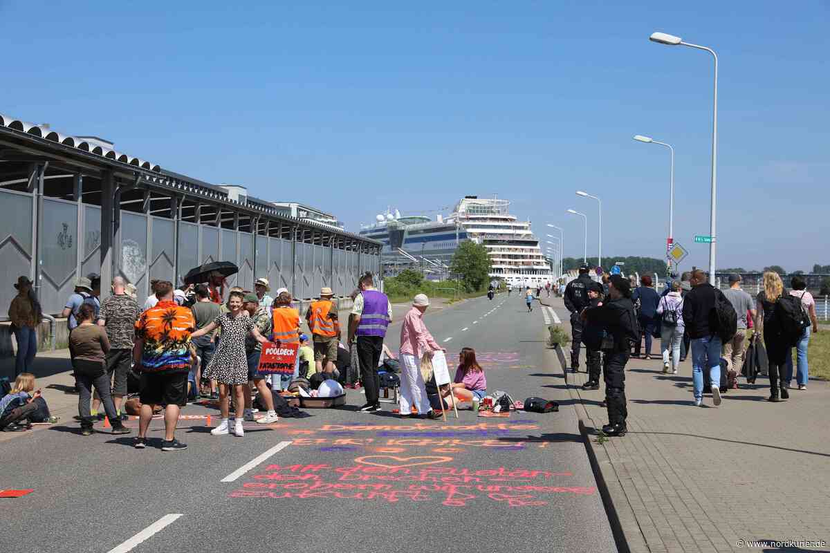Von der "Letzten Generation": Kreuzfahrtterminal in Rostock blockiert