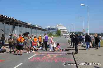 Von der "Letzten Generation": Kreuzfahrtterminal in Rostock blockiert