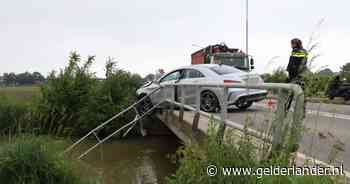 Kantje boord: bestuurder ramt brugleuning en rijdt bijna het water in