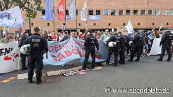 Riesiger Protest gegen kleinen AfD-Stand an der Elbphilharmonie