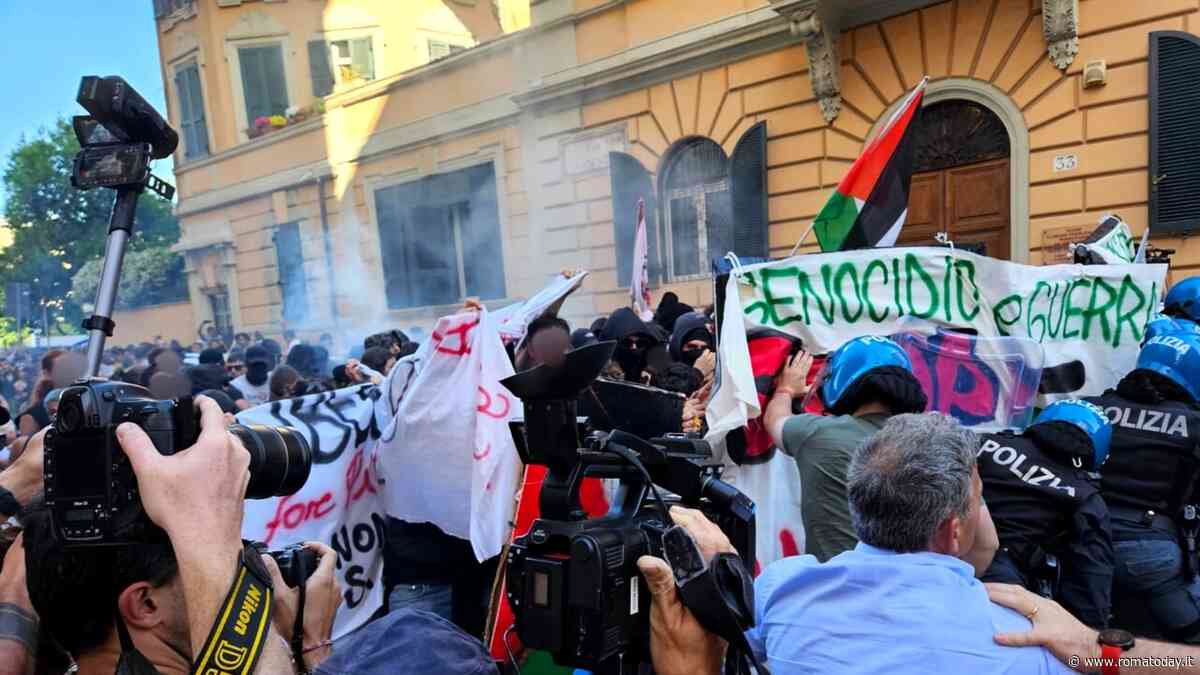 Corteo a Roma contro il Governo, in 10mila sfilano per le strade della città. Scontri tra manifestanti e polizia