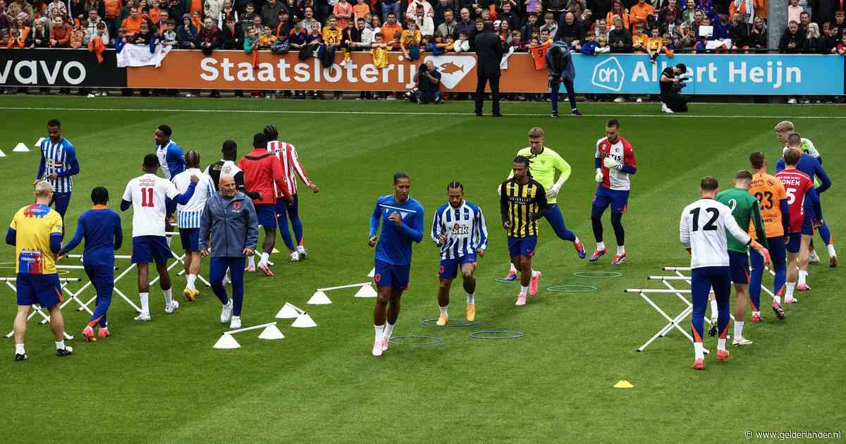 Uitzwaaitraining Oranje trekt 2000 supporters: internationals in shirt amateurclub op het veld