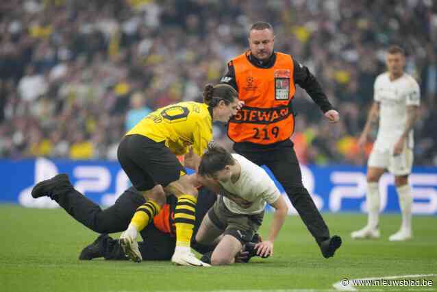 Dortmund-speler Marcel Sabitzer helpt security om veldbestormers te vatten voor Champions League-finale