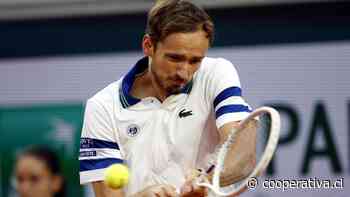 Medvedev avanzó a octavos de final y desafiará a De Miñaur en Roland Garros