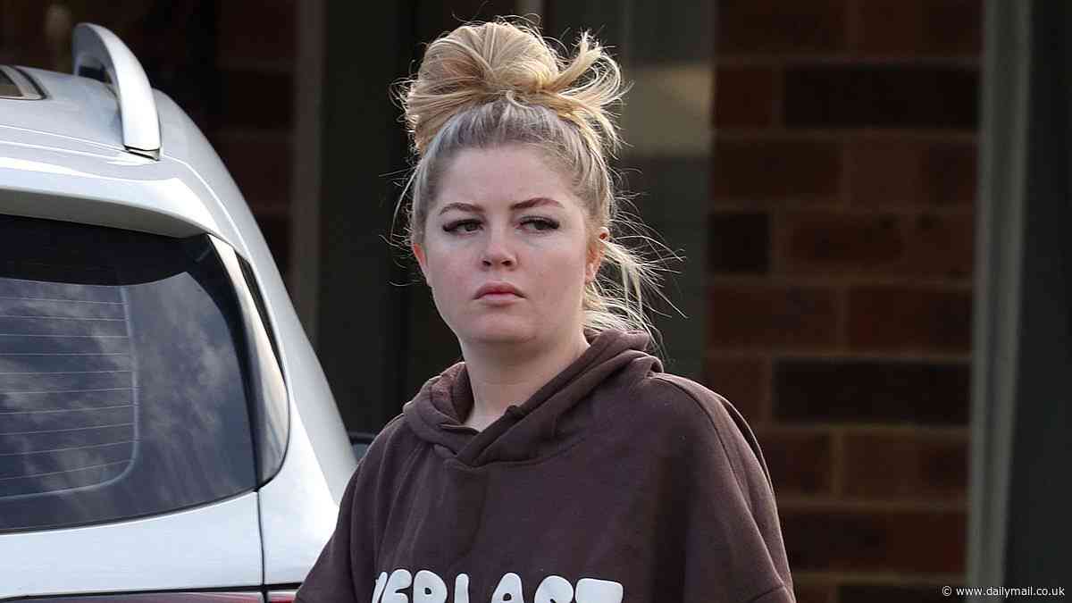 Read the secret texts prison guard Amber Clavell is accused of sending a colleague after she was allegedly impregnated by an inmate