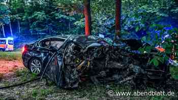 A1: BMW bei Unfall völlig zerstört – Fahrer steigt unbeirrt aus