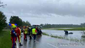 Autofahrer kommt bei Tutzing von Straße ab - Pkw versinkt auf überschwemmter Wiese