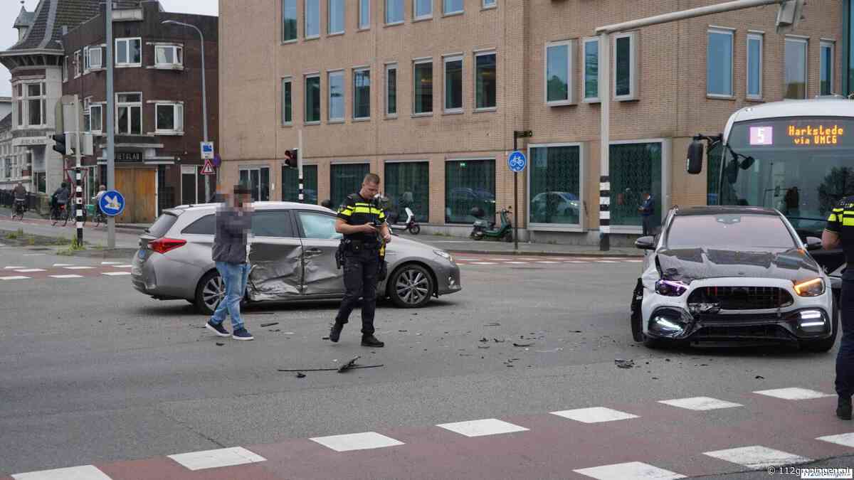Veel schade bij botsing tussen taxi en personenauto op Stationsweg