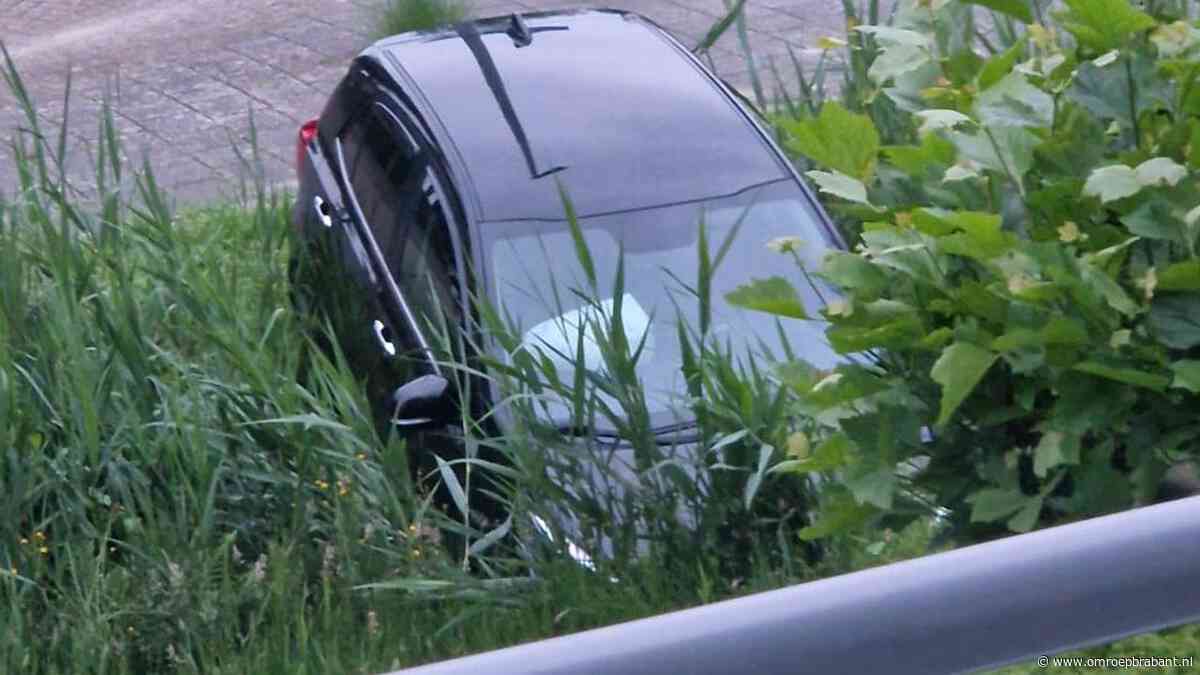 112-nieuws: auto crasht in sloot • vrouw op afgesloten terrein aangehouden