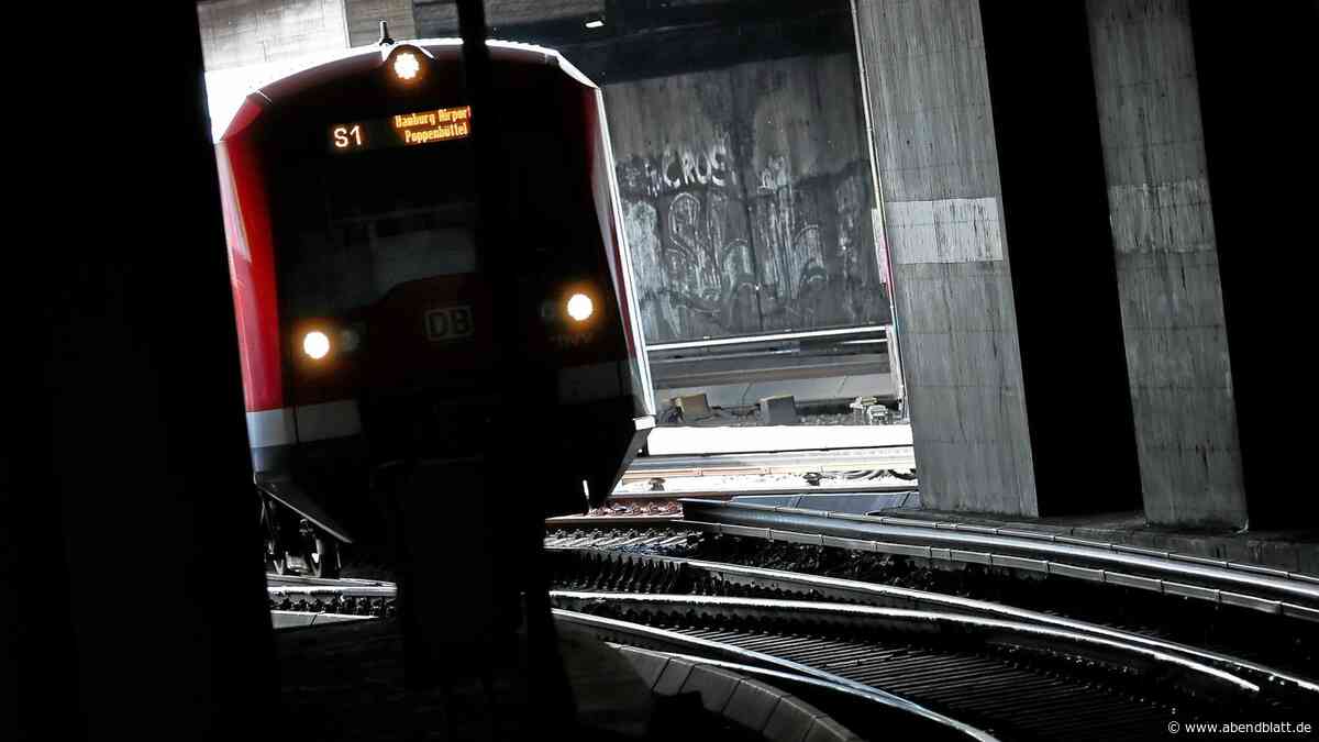 S-Bahn reißt 18-Jährigen an Bahnsteigkante mit – Not-OP