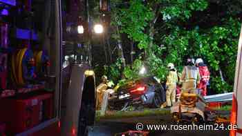 Schwerer Unfall in Kitzbühel: BMW mit vier jungen Deutschen kracht gegen Baum
