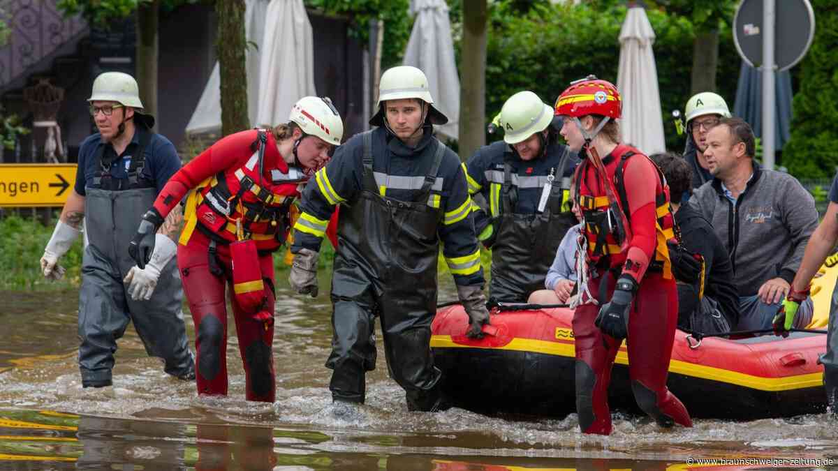 Rettungsboot kentert – Feuerwehrmann (22) wird vermisst