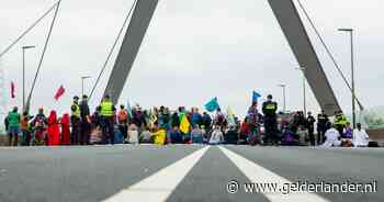 Alle brugblokkeerders op vrije voeten, één activist aangehouden om verzet tegen politie