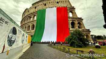Festa Repubblica: Tricolore di 2mila metri quadrati sul Colosseo. L'omaggio dei pompieri