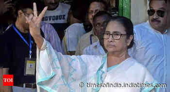 In neighbours’ company, CM Mamata Banerjee flashes victory sign