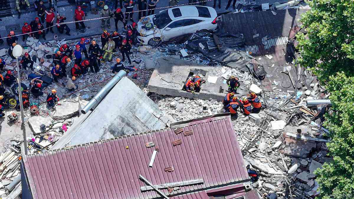 Mehrere Menschen verschüttet: Wohngebäude in Istanbul stürzt ein - ein Toter