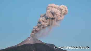 Indonesien: Vulkan Ibu bläst Asche kilometerhoch in den Himmel