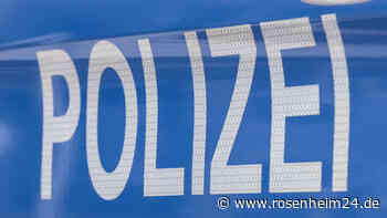 Lärm und Geschrei im Treppenhaus – Rosenheimerin (51) geht auf Polizeibeamte los