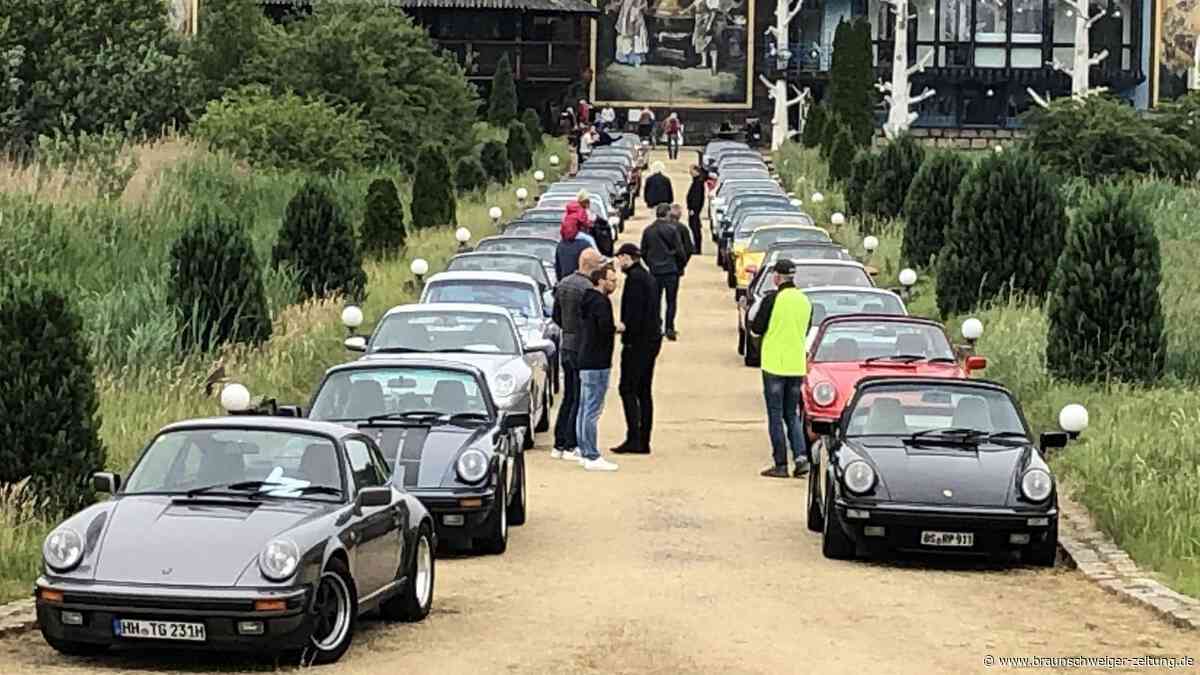 Porsche-Parade fährt in Gifhorn-Zuffenhausen auf