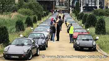 Porsche-Parade fährt in Gifhorn-Zuffenhausen auf