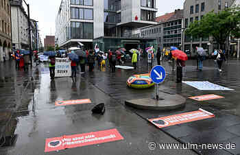 Straßenblockade in Ulm mit Schlauchboot und Transparenten