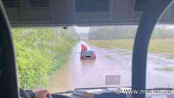 Hochwasser: Feuerwehr muss Auto aus den Fluten ziehen