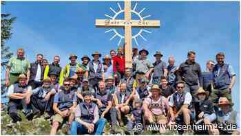 Neues Gipfelkreuz am Riesenberg: Wie die Frasdorfer Feuerwehr den Koloss auf 1450 Höhenmeter trägt