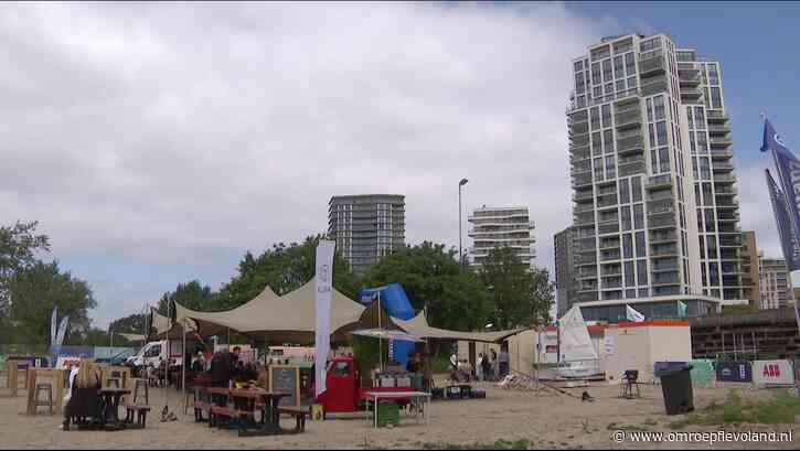 Almere - Eerste Open Strand Feestje op Almeerderstrand