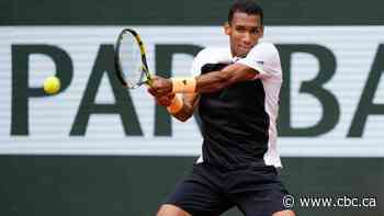Auger-Aliassime bounced by Alcaraz in 4th round at French Open