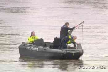 Mannen (21 en 22) raken vermist in de Maas bij Venlo nadat telefoon in het water valt