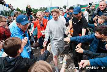 Kevin De Bruyne maakt jonge fans blij in Drongen: “Er is toch een traantje gevloeid, ja”
