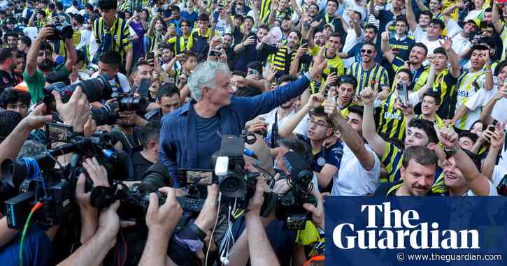 ‘This shirt is my skin,’ José Mourinho tells Fenerbahce fans at his unveiling
