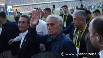 José Mourinho voor duizenden fans gepresenteerd als nieuwe trainer Fenerbahçe