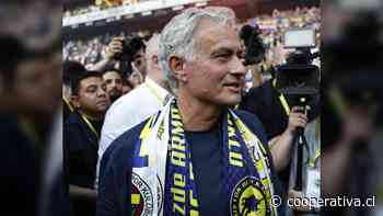 Con enorme bienvenida: José Mourinho firmó como nuevo DT de Fenerbahce